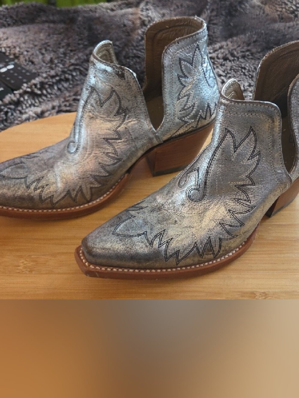 ARIAT Distessed Silver Leather Sniptoe Booties, 7.5 - Picture 2 of 12